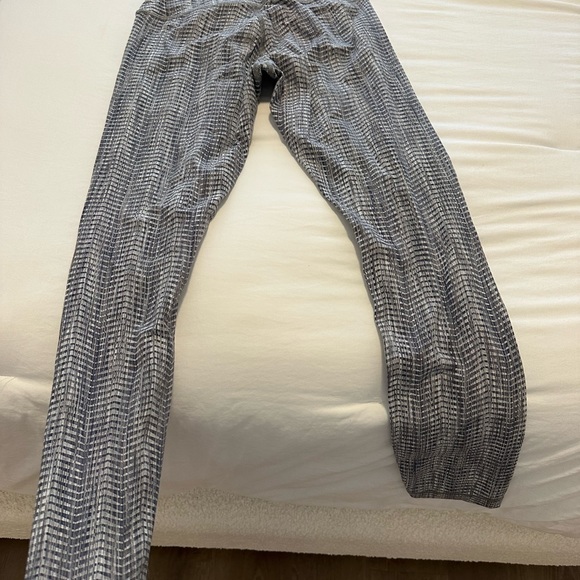 LULULEMON LEGGINGS - SIZE 4 - Picture 2 of 9